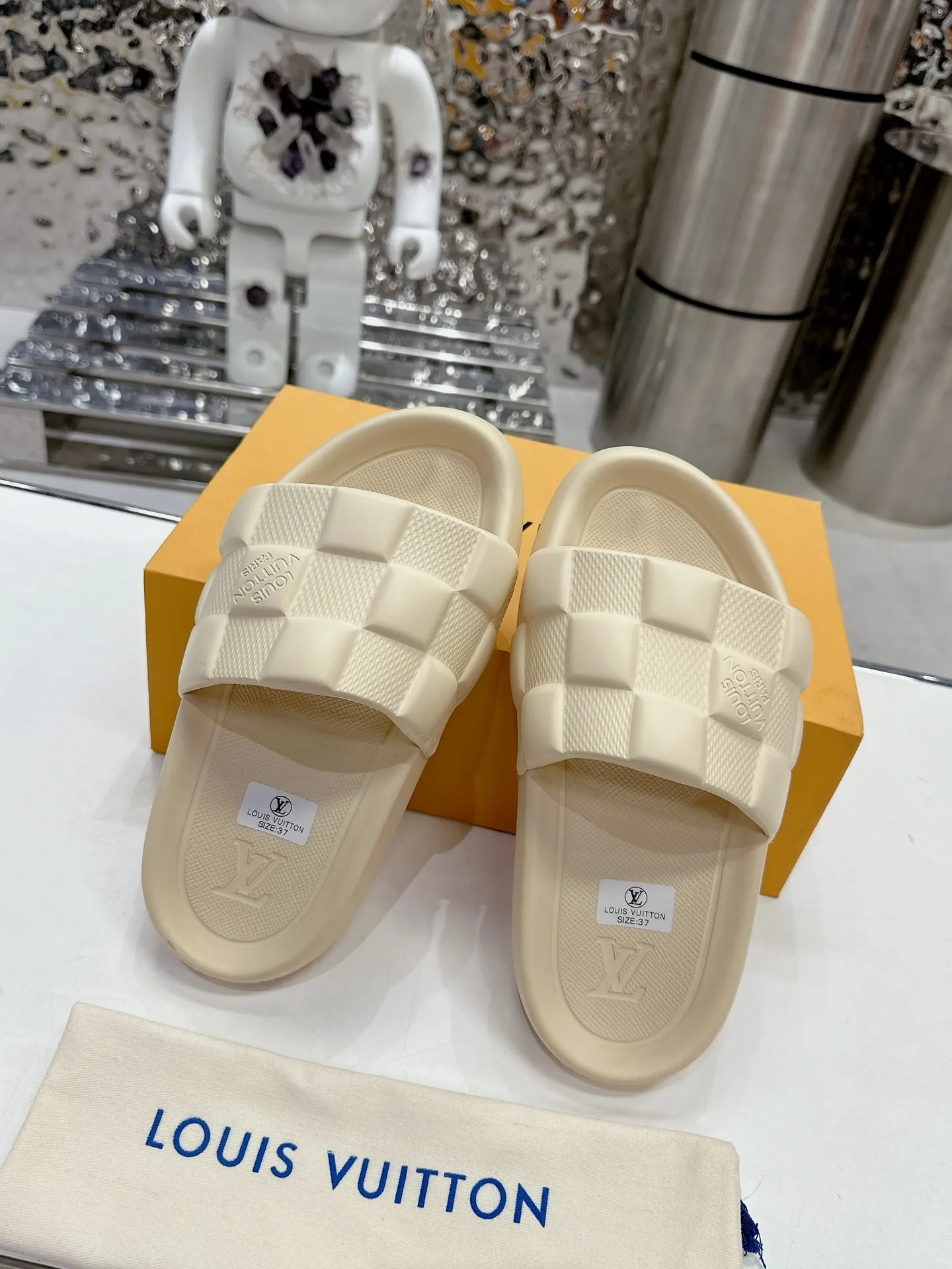 [L Home] P: 280💰 ▪️Shoe size: Women's 35-40 Men's 38-46▪️Packaging: Counter top quality~original packaging 𝟐𝟎𝟐5 Louis Vuitton counter's new embossed slippers, lv monogram embossed slippers, Waterfront sandals are back with a new look, and the upper buckle is embossed with lv's iconic Monogram pattern. Made of waterproof rubber with a comfortable and resilient insole. The lightweight, flexible outsole is embossed with the Louis Vuitton logo. ▪️Fabric: Original molded rubber foam surface ▪️Technology: embossed logo ▪️Sole: Original molded rubber foam outsole ▪️Sole thickness: 3CM.